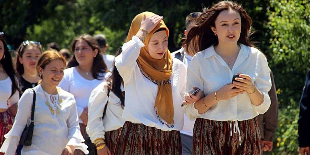 Evlenmek isteyen bu köye koşuyor! Gençleri ‘Aşıklar Sokağı’nda’ buluşturan gelenek 3